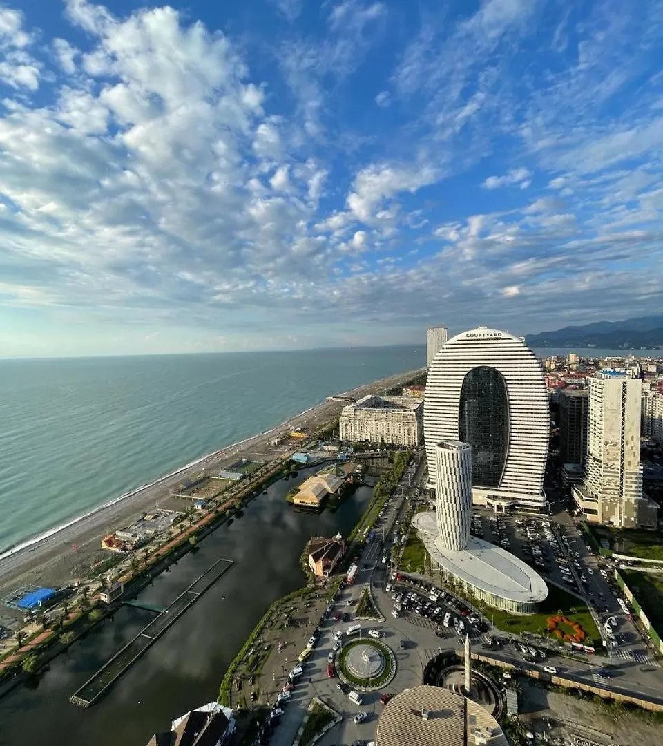 Luxury Beach Front Aparthotel باتومي 5*,